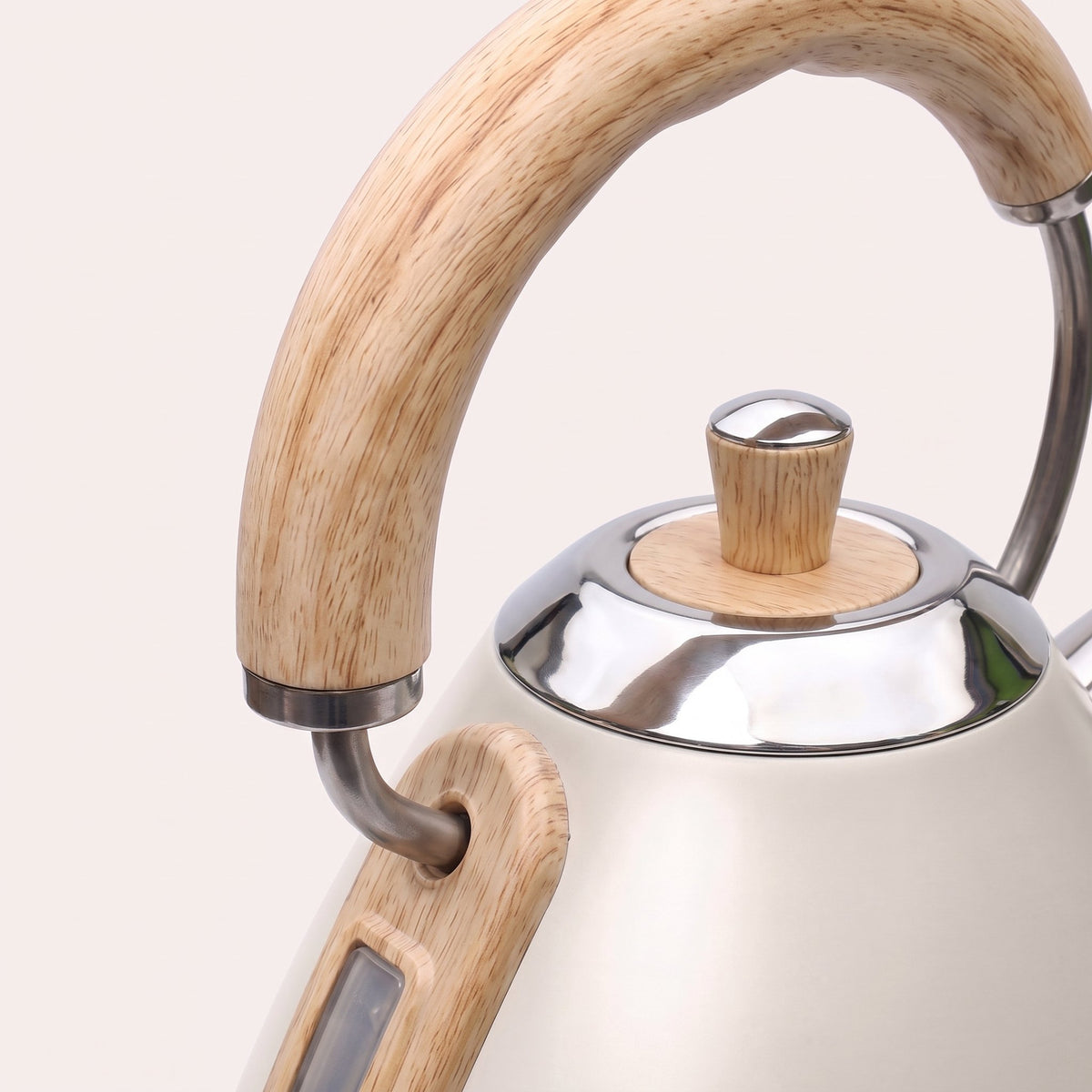 Detalle del asa de madera y unión cromada del hervidor Firenze Bianco Latte